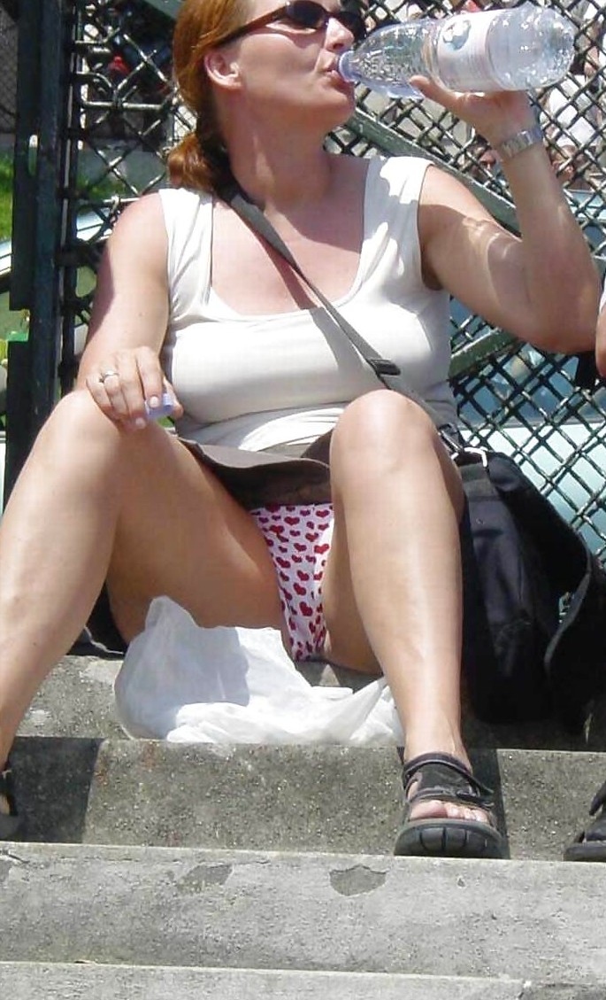 Nymphomanin Vollbusige Upskirt Facialsex